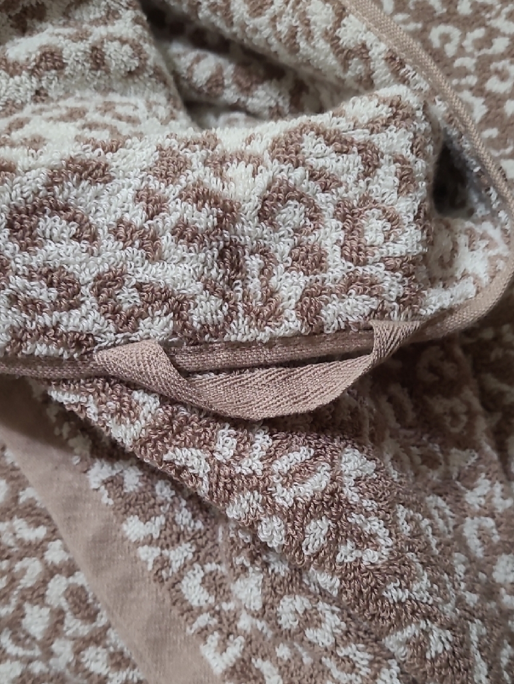 Rachel Zoe Cheetah Mink Coconut Bath Sheet Set - Picture 8 of 14